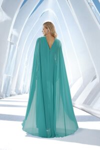 NATI JIMÉNEZ vestido cuello en pico y capa